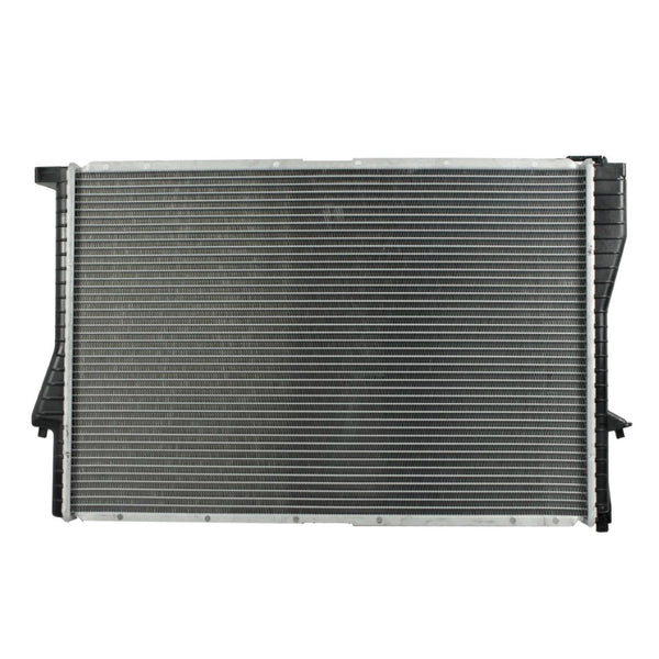 Radiador Automotriz BMW 525 i 528 i. 530 i, 540 i, 545 i T/M 99-06 32mm Tubo Soldado