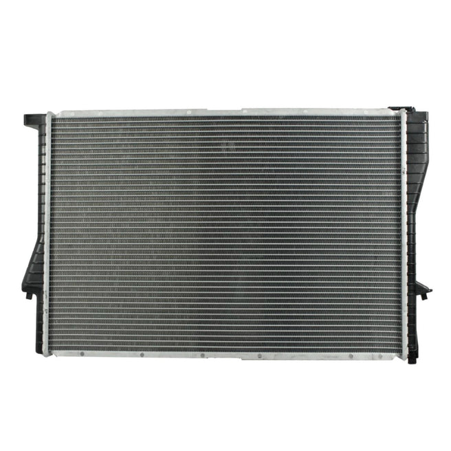 Radiador Automotriz BMW 525 i 528 i. 530 i, 540 i, 545 i T/M 99-06 32mm Tubo Soldado